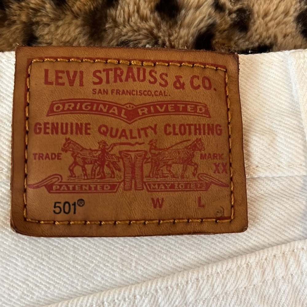 Levi’s premium 501 button fly white distressed shorts - Picture 6 of 8